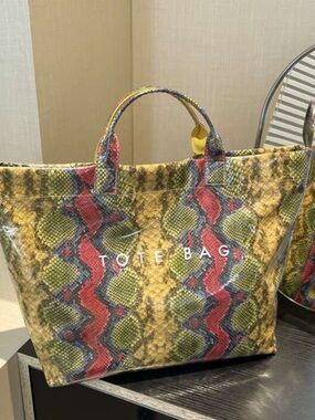 TOTE BAG. Stylish and versatile! Handled w Velcro closure: new!